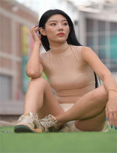 《扒开粉嫩尿口露出大胸美女》